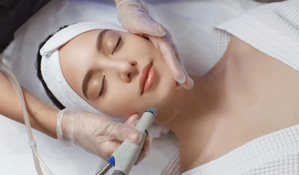 woman-receiving-microdermabrasion-therapy-forehead-beauty-spa_302872-25